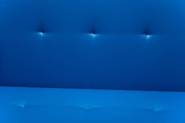 Kavramı mavi lüks desen, kopya alanı düğmeli. Capitone Eko-deri arka plan. Chesterfield tarzı, damalı yumuşak kumaş mobilya döşeme, elmas desen, dekorasyonu düğmeleri, yakın