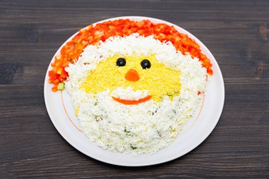 Bir aile kutlama yemeği kavramı. Somon, zeytin, şarap, sebze, ızgara balık ekmek. Çeşitli aperatifler ve kar düşen salatalar, altın kar tanesi, Noel yemek masasi.