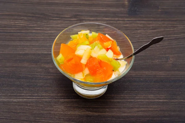 arka plan meyve kümesi. lezzetli meyve salatası elma, portakal, Trabzon hurması, mango, armut, muz, tarçın ve yoğurt ile