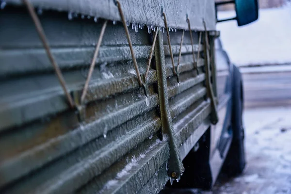 Вантажівка Ковзає Слизькій Засніженій Дорозі Взимку Знову Вид Дзеркало Сніговий — стокове фото