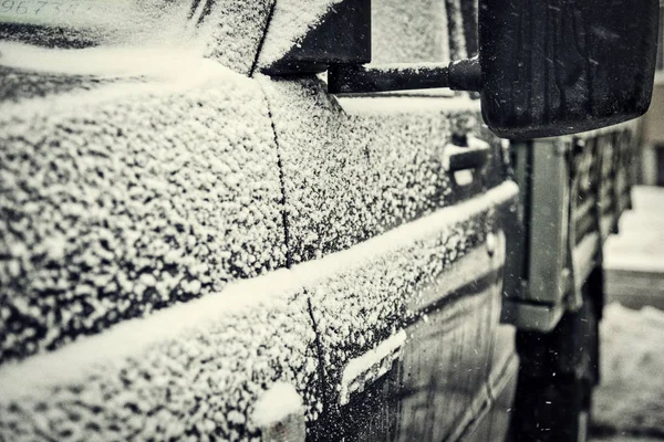 Espelho Retrovisor Carro Coberto Neve Estacionamento Perto Casa Uma Manhã — Fotografia de Stock