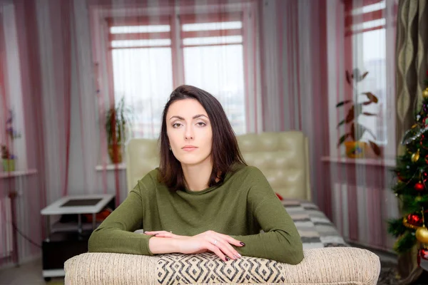 Chica Conceptual Sentada Una Sala Estar Contra Una Ventana Una — Foto de Stock