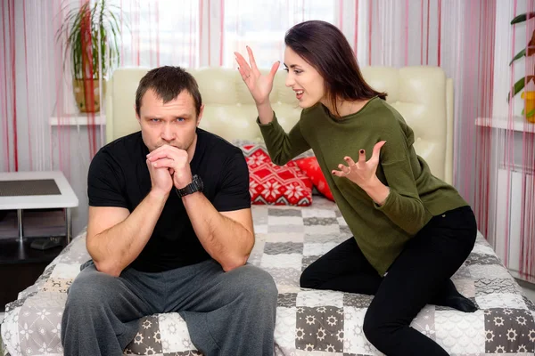 Cama odada oturan koca karısıyla kavramı ve savunuyorlar. Onlar fotoğraf ortasında ve bir şey hakkında konuşabilir.