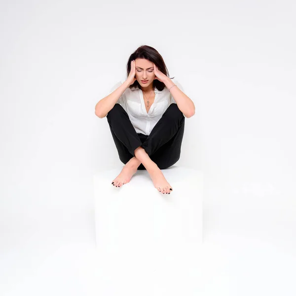 Concept Portrait Une Fille Assise Sur Fond Blanc Dans Costume — Photo