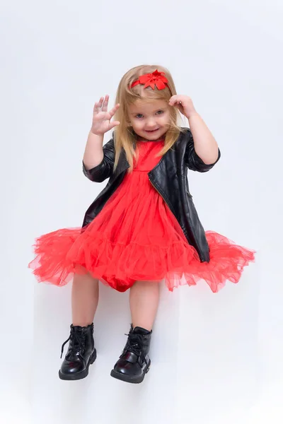 Retrato Conceptual Una Linda Niña Hermosa Sobre Fondo Blanco Vestido —  Fotos de Stock