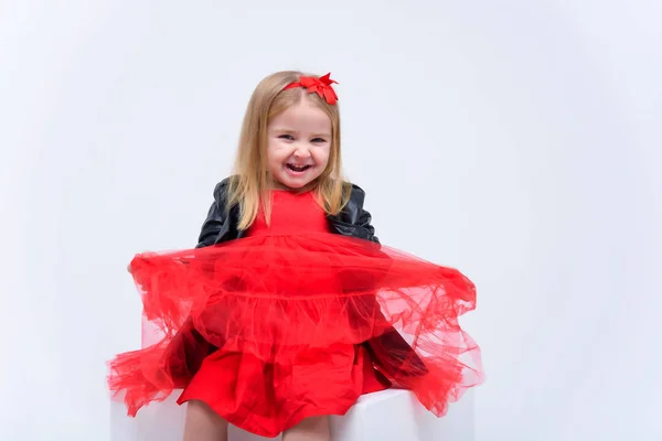 Retrato Conceptual Una Linda Niña Hermosa Sobre Fondo Blanco Vestido —  Fotos de Stock