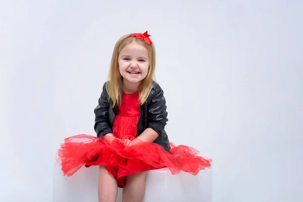 Retrato Conceptual Una Linda Niña Hermosa Sobre Fondo Blanco Vestido —  Fotos de Stock