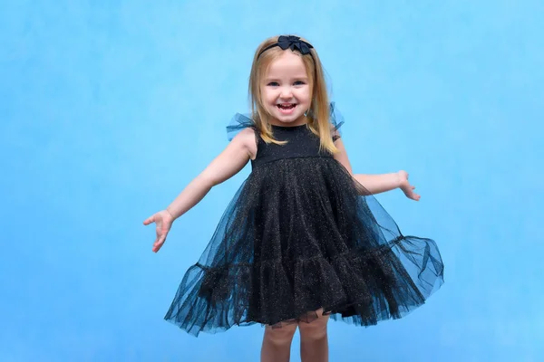 Retrato Conceptual Una Linda Niña Hermosa Bailando Hablando Sonriendo Sobre —  Fotos de Stock