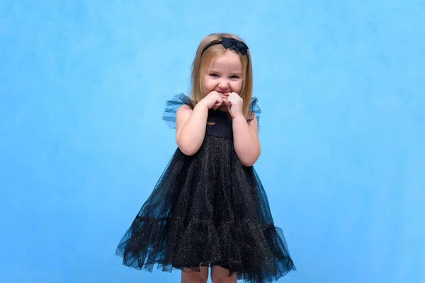 Retrato Conceptual Una Linda Niña Hermosa Bailando Hablando Sonriendo Sobre —  Fotos de Stock