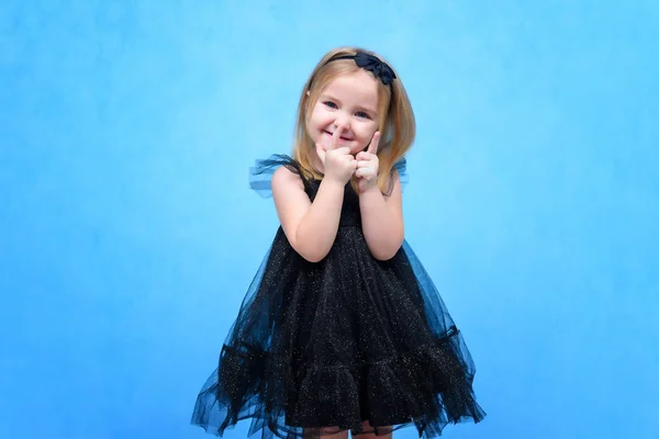 Retrato Conceptual Una Linda Niña Hermosa Bailando Hablando Sonriendo Sobre —  Fotos de Stock