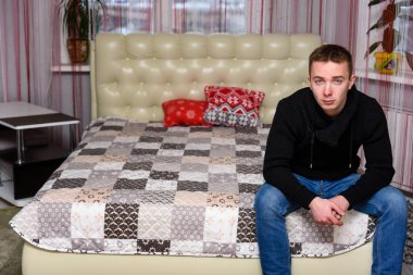 Konsept aile sorunları hoşnutsuz baba ve yetişkin oğlu evde kanepede oturan ve konuşmak, yemin. Oğlu farklı pozlar ve kot pantolon ve bir kazak farklı duygular ile oturur.