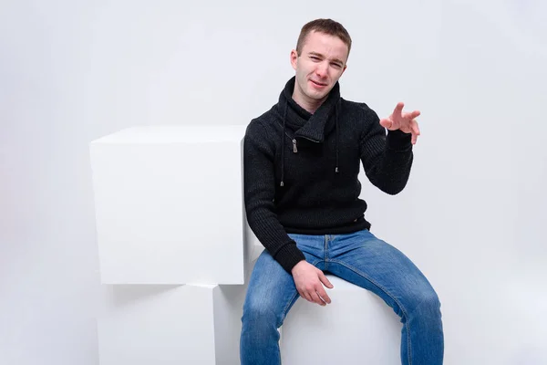 Концептуальный Студийный Портрет Молодого Человека Белом Фоне Сидящего Кубе Разговаривающего — стоковое фото
