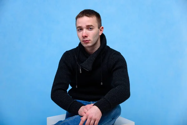 Concept Studio Portrait Young Man Blue Background Sitting Cube Ele — Fotografia de Stock
