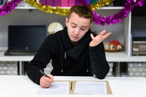 Concept Manager Young Man Office Working Table Talking Client New — Stockfoto