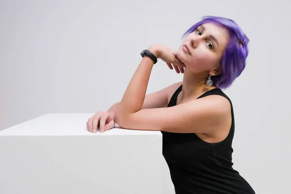 Concept Beautiful Girl Lilac Hair White Background Advertises Product She — Stock Photo, Image