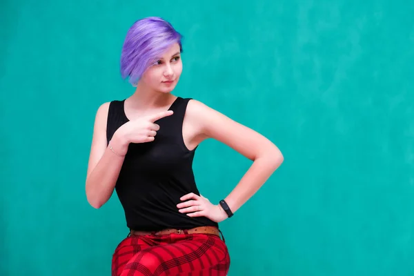 Посмотрите Сюда Концептуальный Портрет Красивой Девушки Фиолетовыми Волосами Зеленом Фоне — стоковое фото