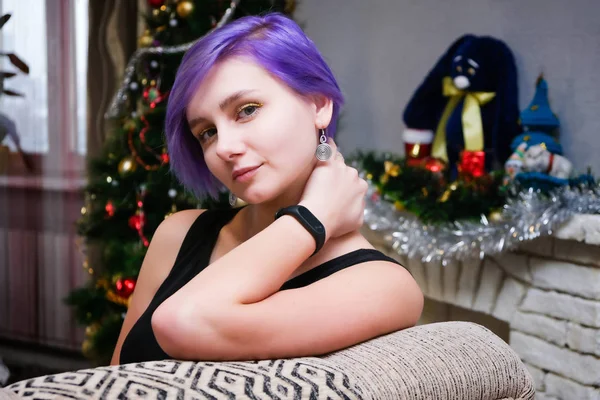 Мені Нудно Новому Році Концептуальний Портрет Красивої Дівчини Фіолетовим Волоссям — стокове фото