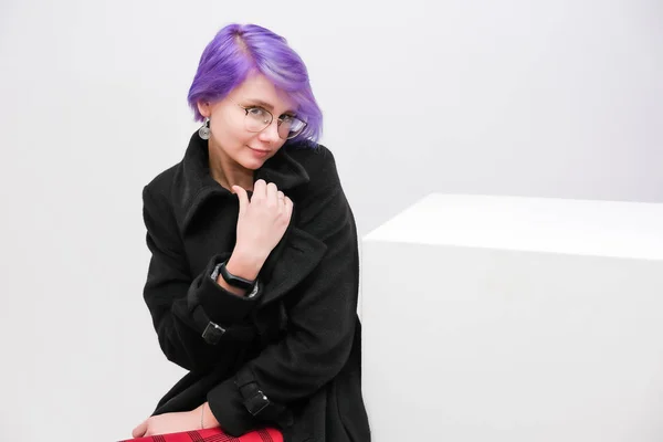 Посмотрите Меня Концептуальный Портрет Красивой Девушки Фиолетовыми Волосами Белом Фоне — стоковое фото