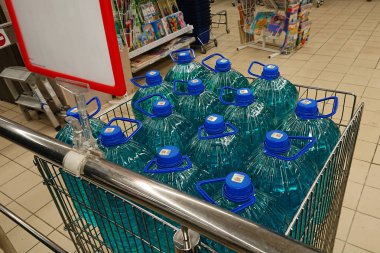 Kavramı şişeleri ve ürünleri ile bakkal alışveriş arabası. Resmi gerçek bir mağazada alınan.