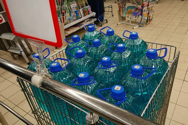 Kavramı şişeleri ve ürünleri ile bakkal alışveriş arabası. Resmi gerçek bir mağazada alınan.