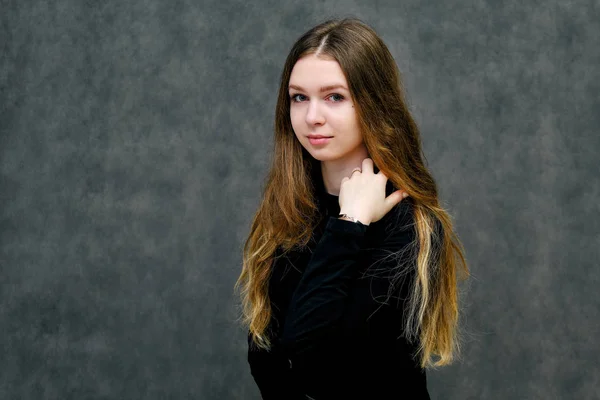 Kavramı Bir Güzel Dost Iyimser Mutlu Brunet Kız Güzel Uzun — Stok fotoğraf