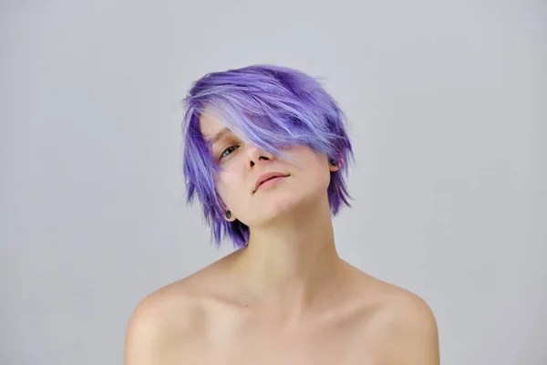 Красивая Сексуальная Девушка Фиолетовыми Волосами Короткой Стрижкой Сидит Посередине Фотографии — стоковое фото