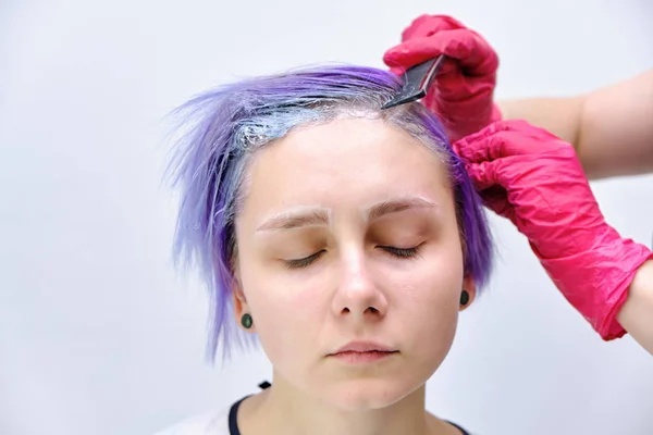 Belle Fille Aux Cheveux Violets Sur Fond Blanc Maître Maquillage — Photo