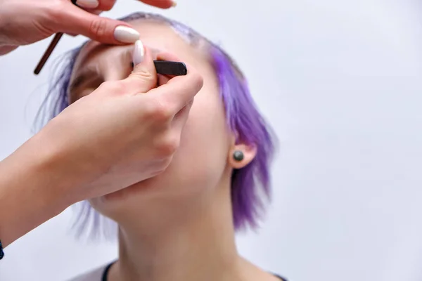 Schöne Mädchen Mit Violetten Haaren Auf Weißem Hintergrund Master Make — Stockfoto
