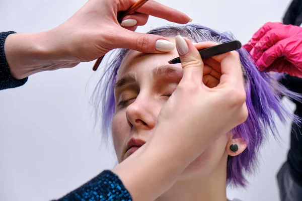Schöne Mädchen Mit Violetten Haaren Auf Weißem Hintergrund Master Make — Stockfoto