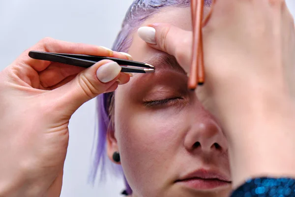 Schöne Mädchen Mit Violetten Haaren Auf Weißem Hintergrund Master Make — Stockfoto