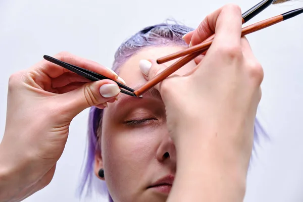 Menina Bonita Com Cabelo Violeta Fundo Branco Mestre Maquiagem Mão — Fotografia de Stock
