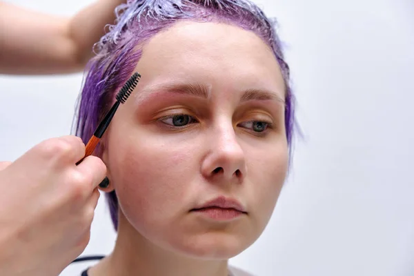 Hermosa Chica Con Pelo Violeta Sobre Fondo Blanco Maestro Maquillaje — Foto de Stock