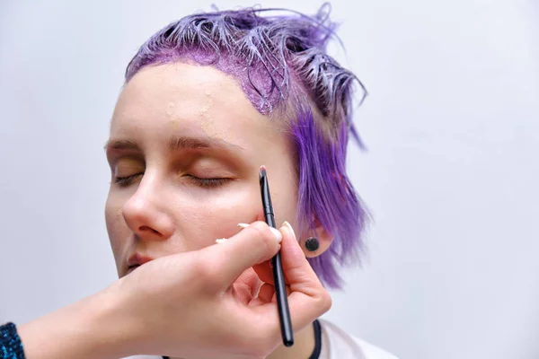 Hermosa Chica Con Pelo Violeta Sobre Fondo Blanco Maestro Maquillaje — Foto de Stock