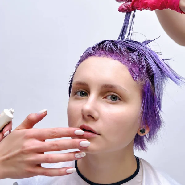 Menina Bonita Com Cabelo Violeta Fundo Branco Mestre Maquiagem Mão — Fotografia de Stock