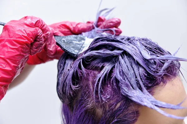 Hermosa Chica Con Pelo Violeta Sobre Fondo Blanco Maestro Maquillaje —  Fotos de Stock