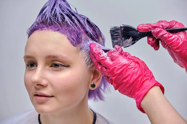 Schöne Mädchen Mit Violetten Haaren Auf Weißem Hintergrund Master Make — Stockfoto