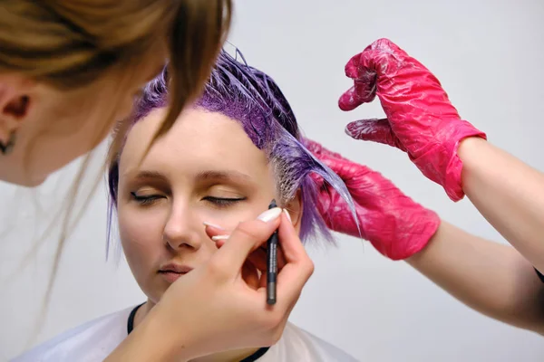 Belle Fille Aux Cheveux Violets Sur Fond Blanc Maître Maquillage — Photo