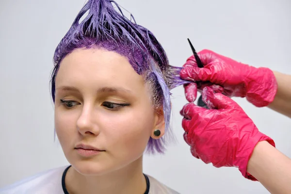 Menina Bonita Com Cabelo Violeta Fundo Branco Mestre Maquiagem Mão — Fotografia de Stock