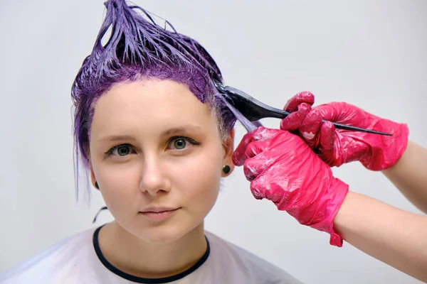 Menina Bonita Com Cabelo Violeta Fundo Branco Mestre Maquiagem Mão — Fotografia de Stock