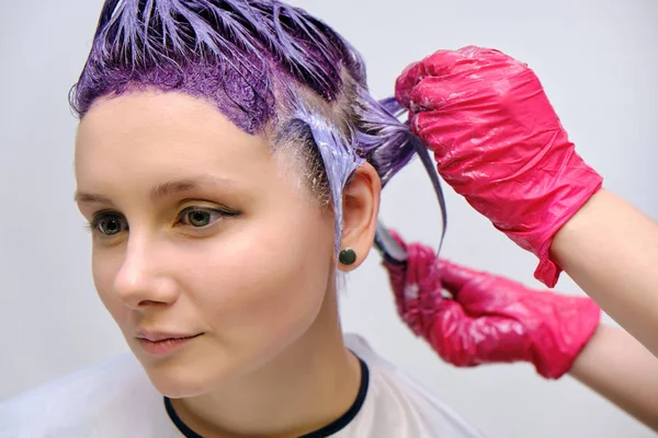 Menina Bonita Com Cabelo Violeta Fundo Branco Mestre Maquiagem Mão — Fotografia de Stock