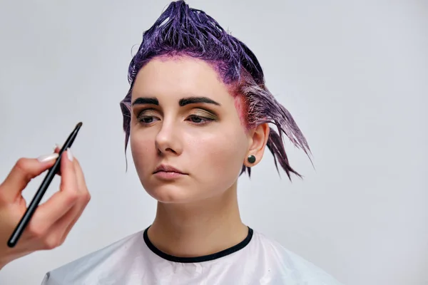 Hermosa Chica Con Pelo Violeta Sobre Fondo Blanco Maestro Maquillaje — Foto de Stock