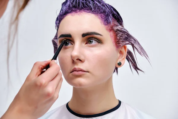 Menina Bonita Com Cabelo Violeta Fundo Branco Mestre Maquiagem Mão — Fotografia de Stock