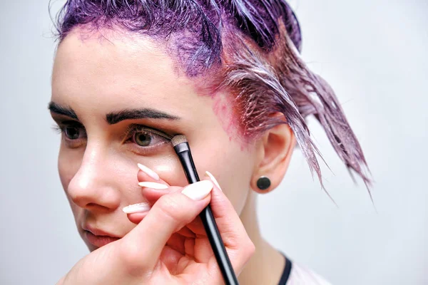 Hermosa Chica Con Pelo Violeta Sobre Fondo Blanco Maestro Maquillaje — Foto de Stock