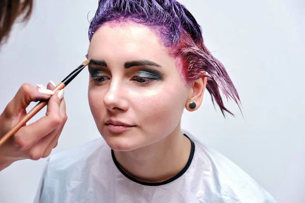 Schöne Mädchen Mit Violetten Haaren Auf Weißem Hintergrund Master Make — Stockfoto