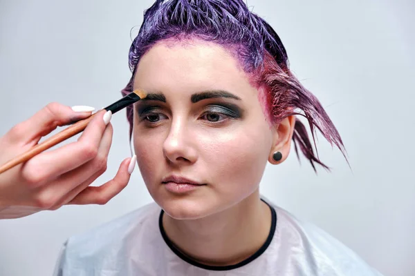 Красивая Девушка Фиолетовыми Волосами Белом Фоне Мастер Макияже Видимая Рука — стоковое фото