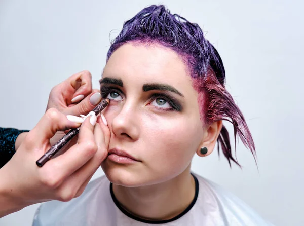 Hermosa Chica Con Pelo Violeta Sobre Fondo Blanco Maestro Maquillaje — Foto de Stock