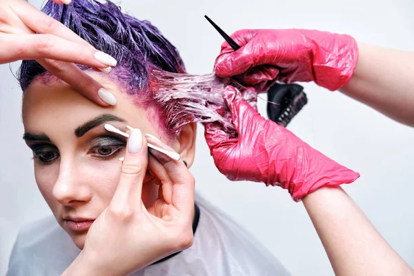 Hermosa Chica Con Pelo Violeta Sobre Fondo Blanco Maestro Maquillaje —  Fotos de Stock