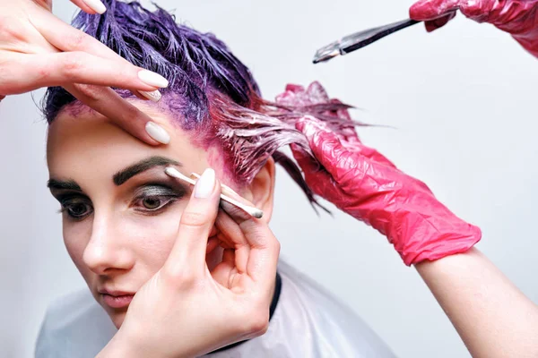 Menina Bonita Com Cabelo Violeta Fundo Branco Mestre Maquiagem Mão — Fotografia de Stock