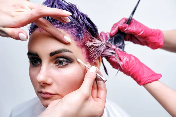 Hermosa Chica Con Pelo Violeta Sobre Fondo Blanco Maestro Maquillaje —  Fotos de Stock