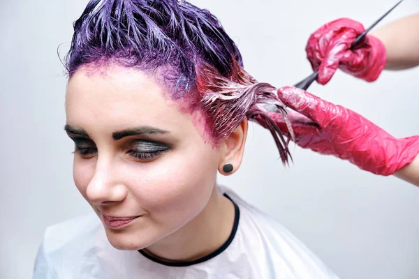 Menina Bonita Com Cabelo Violeta Fundo Branco Mestre Maquiagem Mão — Fotografia de Stock